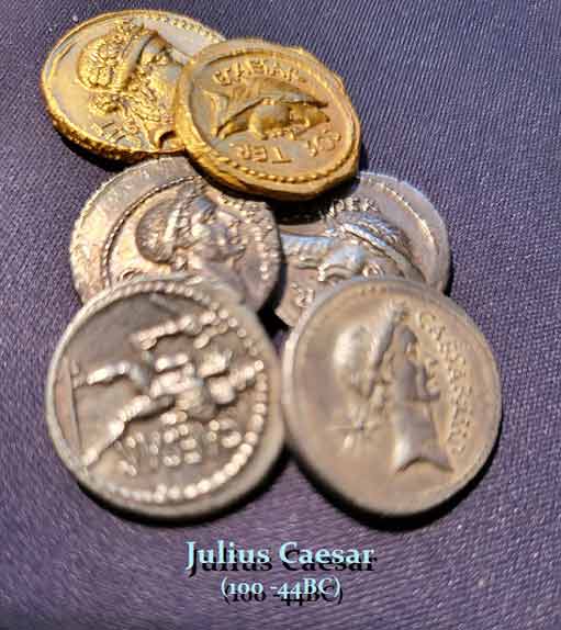 бронзовые монеты с изображением Юлия Цезаря