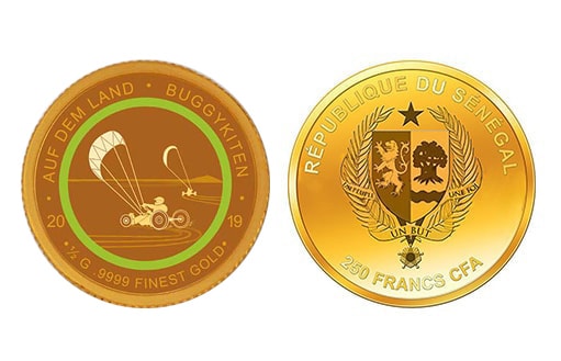 Коллекционная золотая монета из нумизматической серии «На земле» с аппликацией «Колясочный кайтинг».