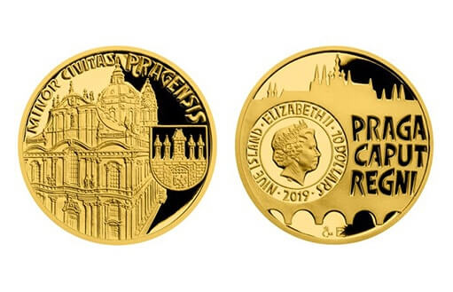 золотая монета с пражской архитектурой старинного района