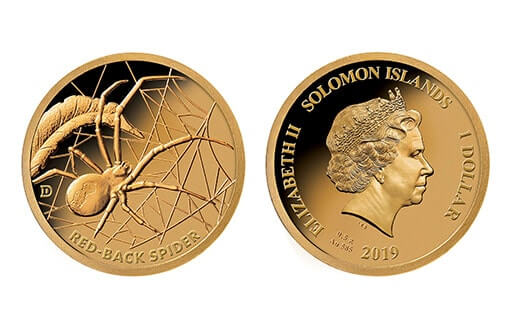 Смертельно опасный красный паук на золотой монете Соломоновых Островов