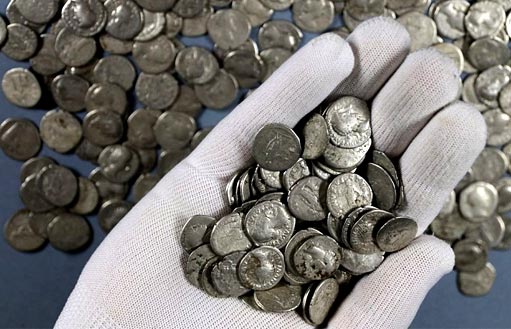 клад древних серебряных монет в Польше