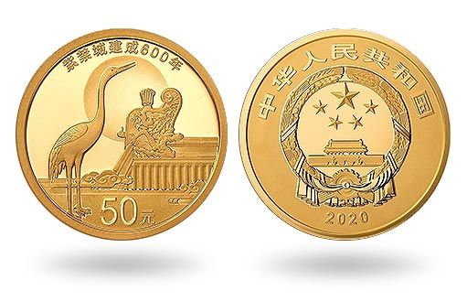 бронзовый журавль украшает золотые монеты Китая
