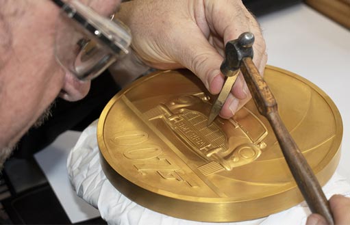 самую большую в истории монету из золота Британия посвятила бондиане 