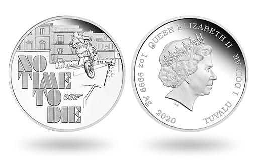 на серебряной монете Тувалу запечатлена сцена из «бондианы»