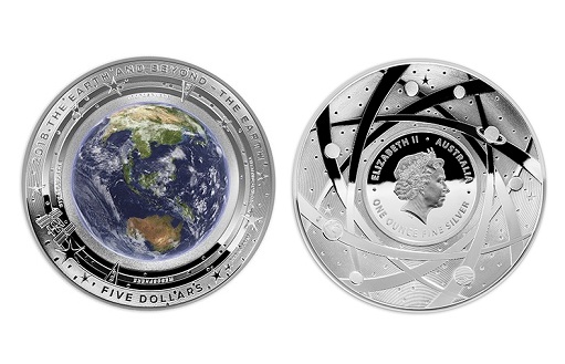 серебряная монета с планетой