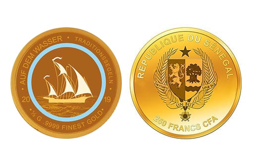 Золотая монета из нумизматической серии «На воде», посвященная традиционному парусному спорту.