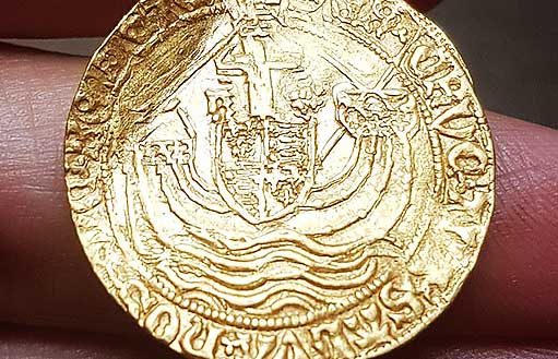 Охотник за сокровищами мог разбогатеть, выкопав золотую монету, которой 500 лет