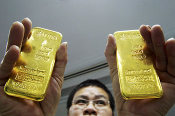 В резервах КНР бумажные доллары заменят золотыми слитками.
Фото Reuters