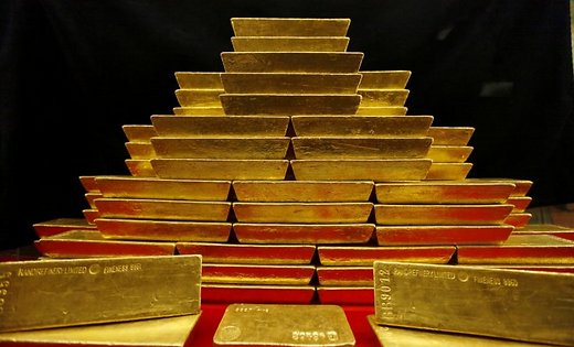 Центробанки скупают золото рекордными темпами